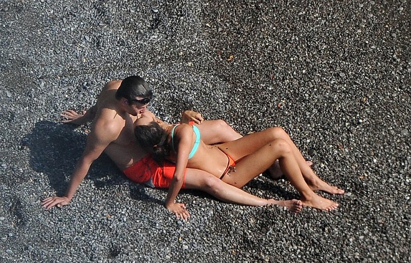 Ιρίνα Σάικ και Μπράντλεϊ Κούπερ έβαλαν «φωτιά» σε παραλία με τα φιλιά τους [εικόνες] | iefimerida.gr 3