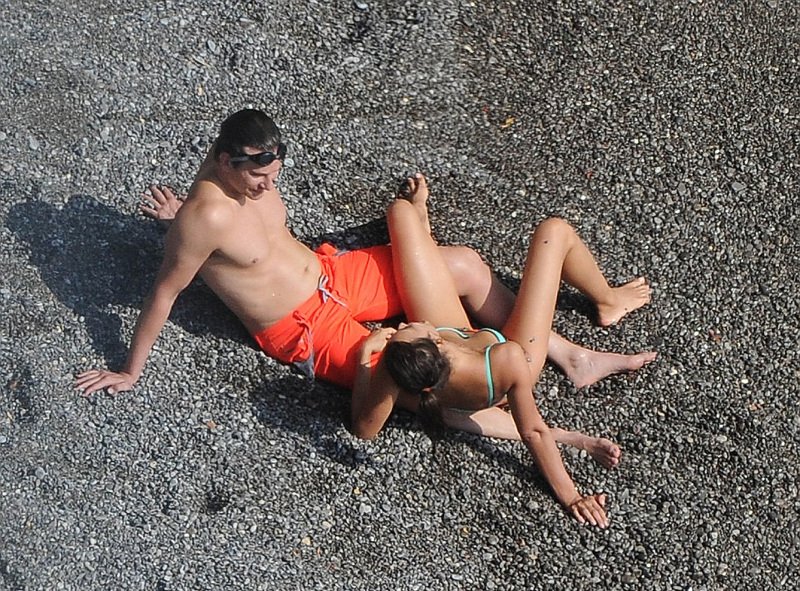 Ιρίνα Σάικ και Μπράντλεϊ Κούπερ έβαλαν «φωτιά» σε παραλία με τα φιλιά τους [εικόνες] | iefimerida.gr 4