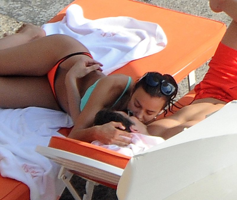 Ιρίνα Σάικ και Μπράντλεϊ Κούπερ έβαλαν «φωτιά» σε παραλία με τα φιλιά τους [εικόνες] | iefimerida.gr 7