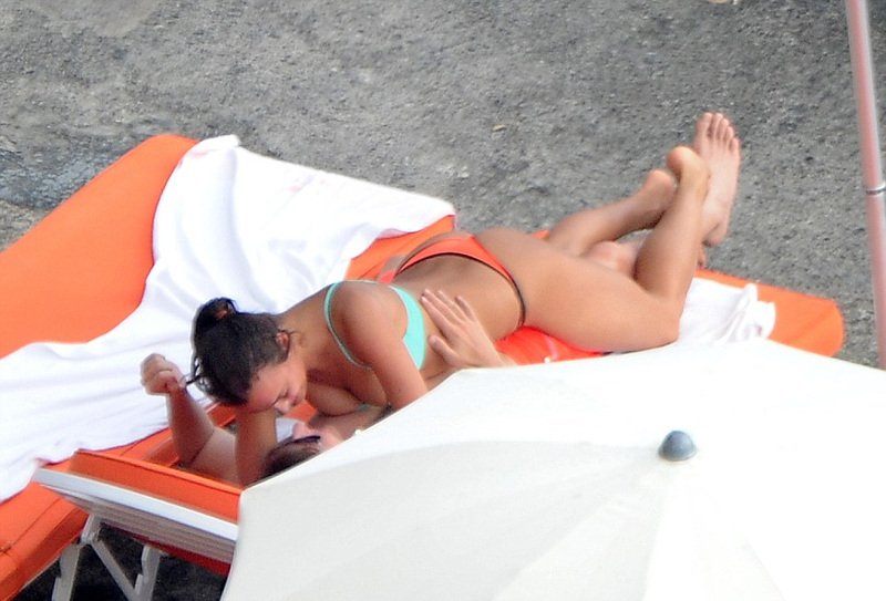 Ιρίνα Σάικ και Μπράντλεϊ Κούπερ έβαλαν «φωτιά» σε παραλία με τα φιλιά τους [εικόνες] | iefimerida.gr 8