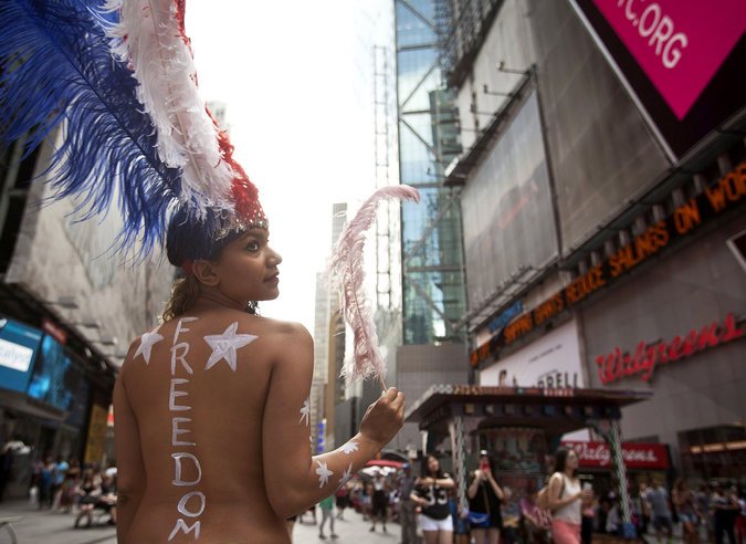 Τα γυμνόστηθα κορίτσια της Times Square που ο δήμαρχος της Νέας Υόρκης θέλει να διώξει [εικόνες] | iefimerida.gr 6