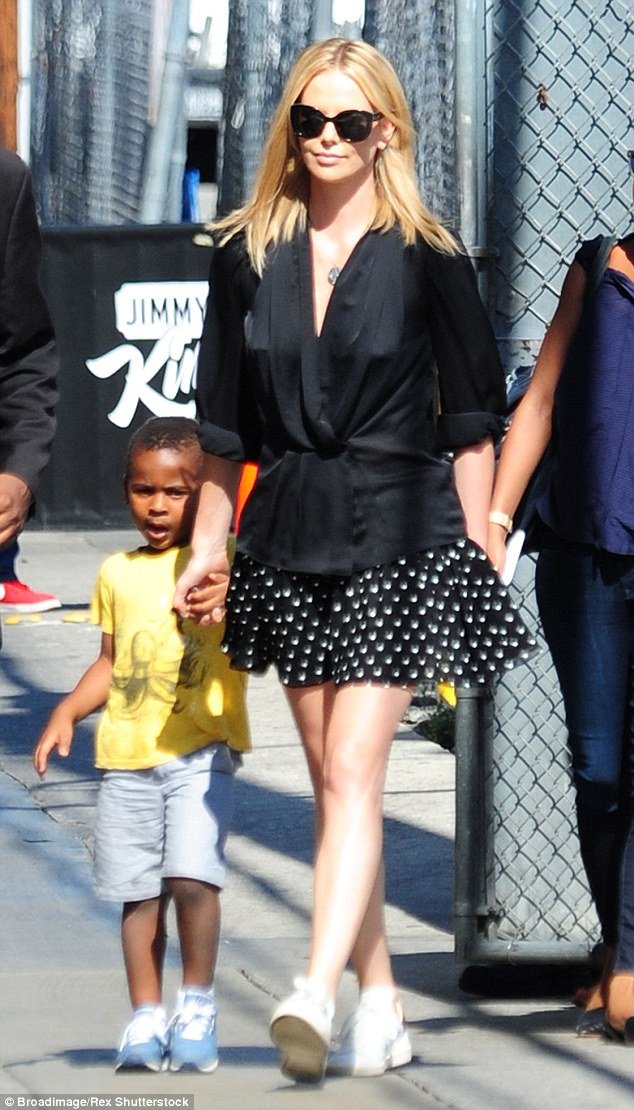 Μητέρα για δεύτερη φορά η Σαρλίζ Θερόν [εικόνες] | iefimerida.gr 0