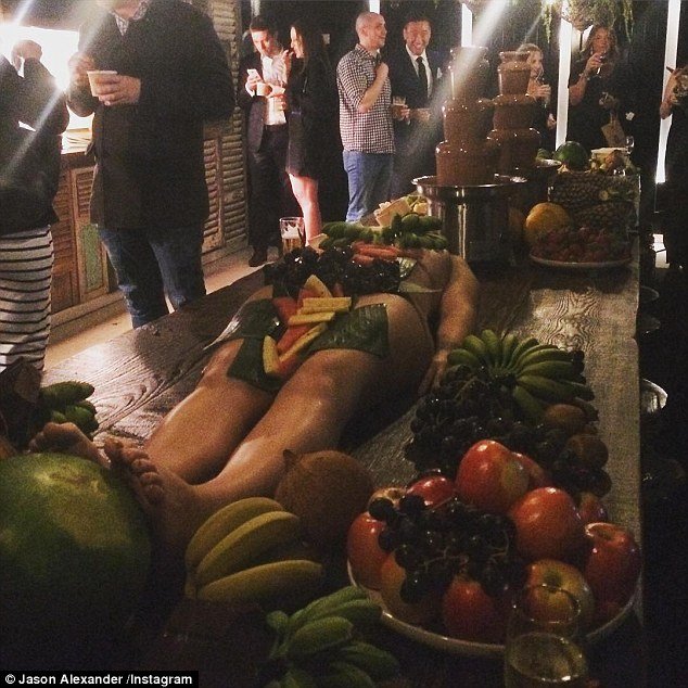 Γυμνές γυναίκες αντί για πιάτα σε μπαρ του Σίδνεϊ -Σάλος στην Αυστραλία [εικόνες]  | iefimerida.gr 3