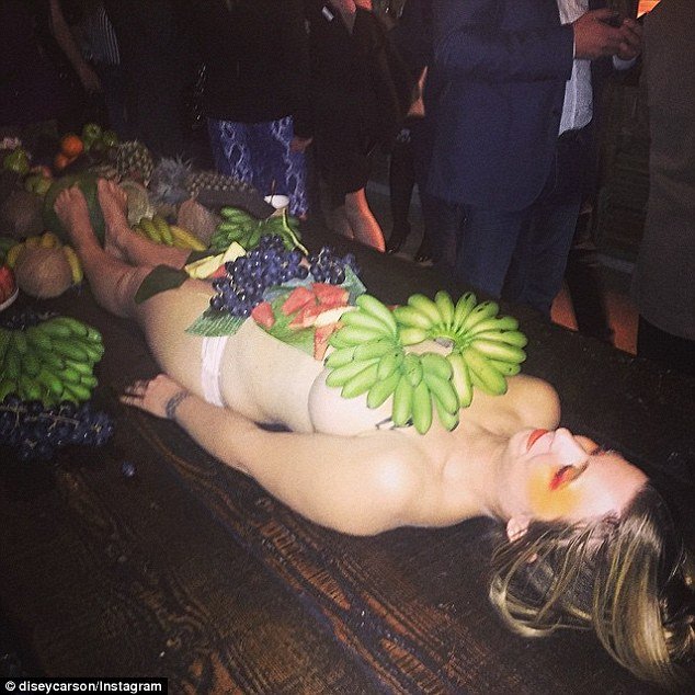 Γυμνές γυναίκες αντί για πιάτα σε μπαρ του Σίδνεϊ -Σάλος στην Αυστραλία [εικόνες]  | iefimerida.gr 2