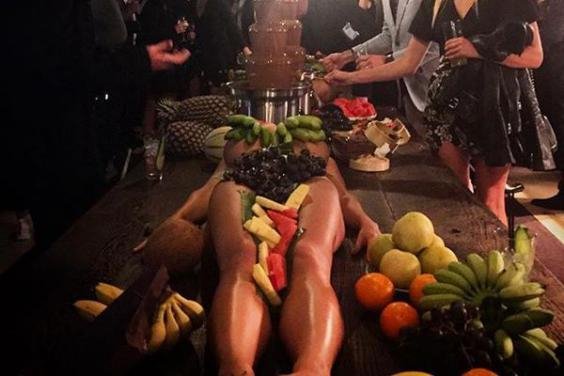 Γυμνές γυναίκες αντί για πιάτα σε μπαρ του Σίδνεϊ -Σάλος στην Αυστραλία [εικόνες]  | iefimerida.gr 7