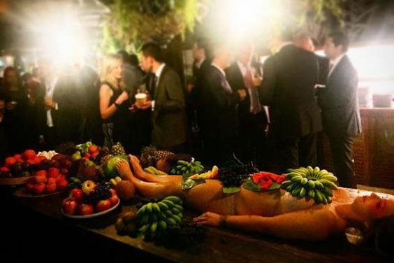 Γυμνές γυναίκες αντί για πιάτα σε μπαρ του Σίδνεϊ -Σάλος στην Αυστραλία [εικόνες]  | iefimerida.gr 6