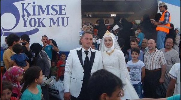 Τουρκία: Νιόπαντροι έκαναν το γαμήλιο γλέντι τους ταΐζοντας 4.000 Σύρους πρόσφυγες [εικόνες] | iefimerida.gr 0
