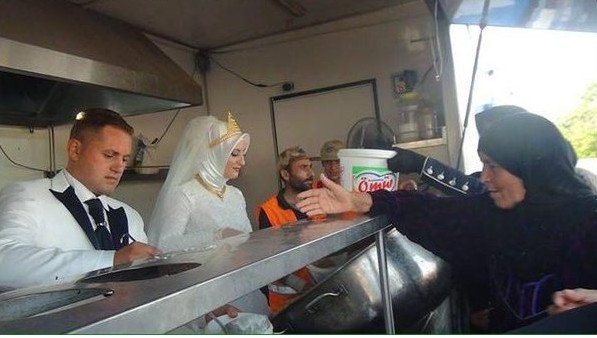 Τουρκία: Νιόπαντροι έκαναν το γαμήλιο γλέντι τους ταΐζοντας 4.000 Σύρους πρόσφυγες [εικόνες] | iefimerida.gr 1