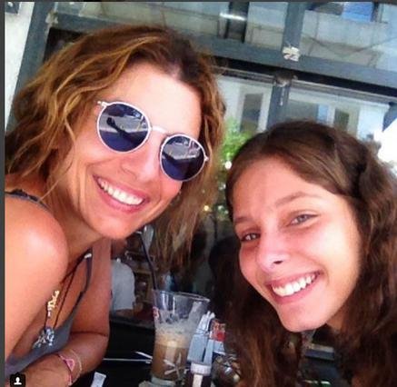 Η όμορφη κόρη της Πόπης Τσαπανίδου -Ιδια η μητέρα της [εικόνες] | iefimerida.gr 1