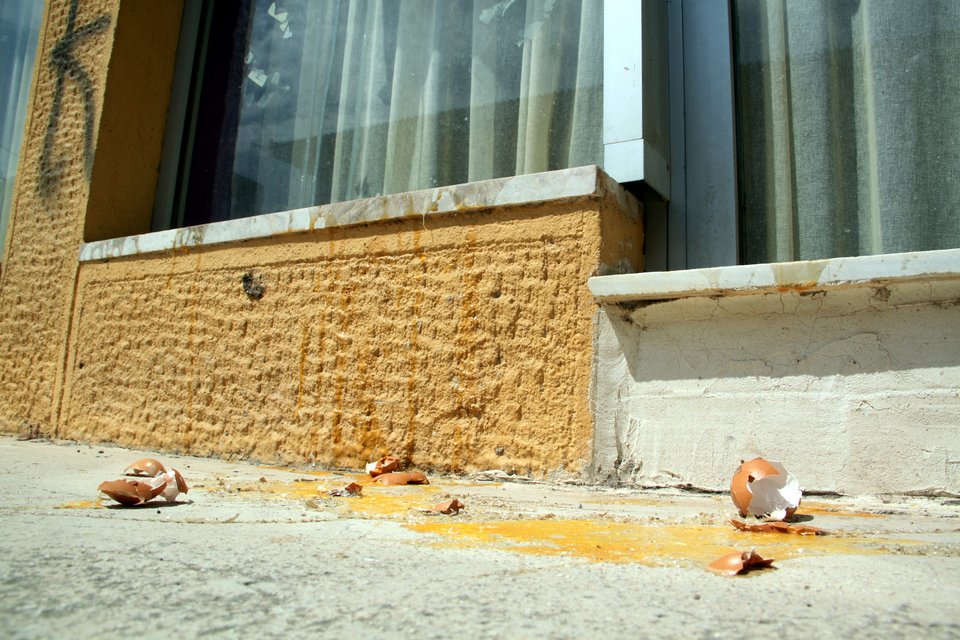 Πέταξαν αυγά στα γραφεία του ΣΥΡΙΖΑ στο Ναύπλιο [εικόνες] | iefimerida.gr 1