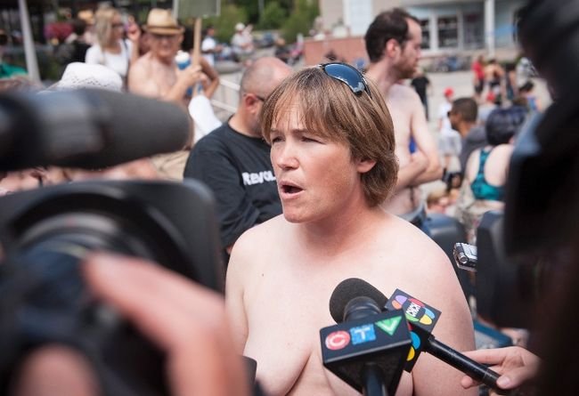 Γυμνόστηθη διαμαρτυρία: Γυναίκες διαδήλωσαν για το δικαίωμα να κυκλοφορούν χωρίς μπλούζα [εικόνες] | iefimerida.gr 2