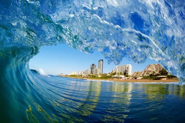 Μέσα από τα κύματα: Ενας σέρφερ απαθανατίζει τη θάλασσα... αλλιώς [εικόνες] | iefimerida.gr 4