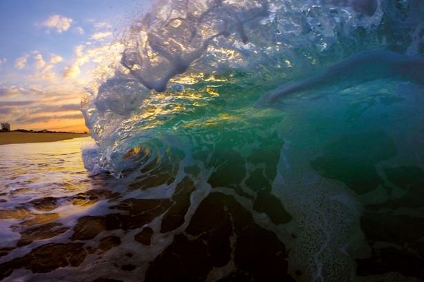 Μέσα από τα κύματα: Ενας σέρφερ απαθανατίζει τη θάλασσα... αλλιώς [εικόνες] | iefimerida.gr 2