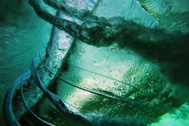 Μέσα από τα κύματα: Ενας σέρφερ απαθανατίζει τη θάλασσα... αλλιώς [εικόνες] | iefimerida.gr 5