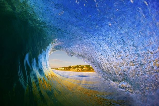 Μέσα από τα κύματα: Ενας σέρφερ απαθανατίζει τη θάλασσα... αλλιώς [εικόνες] | iefimerida.gr 3