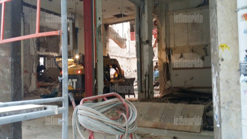 Σκαλωσιές και μπετονιέρες στη Μητροπόλεως - Το παλιό κτίριο του υπουργείου Παιδείας γίνεται ξενοδοχείο [εικόνες] | iefimerida.gr 0