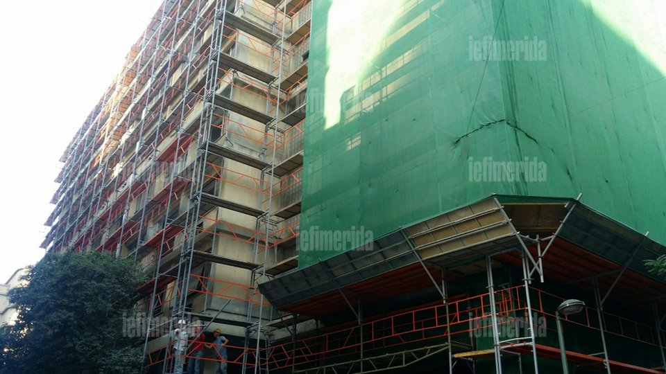 Σκαλωσιές και μπετονιέρες στη Μητροπόλεως - Το παλιό κτίριο του υπουργείου Παιδείας γίνεται ξενοδοχείο [εικόνες] | iefimerida.gr 9