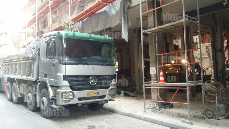 Σκαλωσιές και μπετονιέρες στη Μητροπόλεως - Το παλιό κτίριο του υπουργείου Παιδείας γίνεται ξενοδοχείο [εικόνες] | iefimerida.gr 1