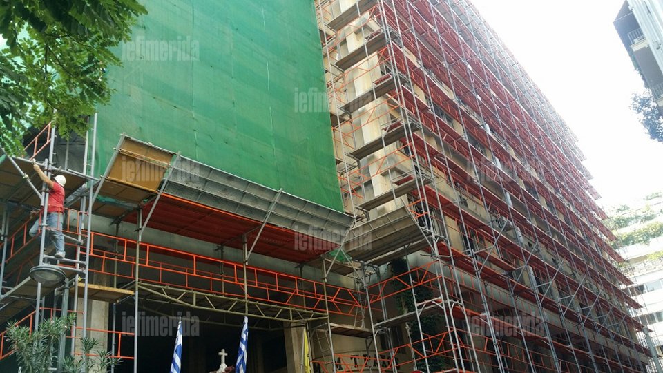 Σκαλωσιές και μπετονιέρες στη Μητροπόλεως - Το παλιό κτίριο του υπουργείου Παιδείας γίνεται ξενοδοχείο [εικόνες] | iefimerida.gr 2