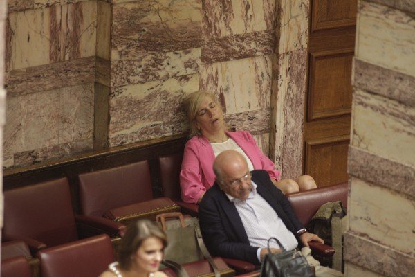 Χασμουρητά και ύπνος στη Βουλή -Οι βουλευτές δεν άντεξαν την κούραση και σχεδόν αποκοιμήθηκαν [εικόνες] | iefimerida.gr 0