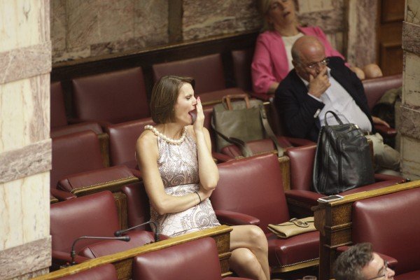 Χασμουρητά και ύπνος στη Βουλή -Οι βουλευτές δεν άντεξαν την κούραση και σχεδόν αποκοιμήθηκαν [εικόνες] | iefimerida.gr 2