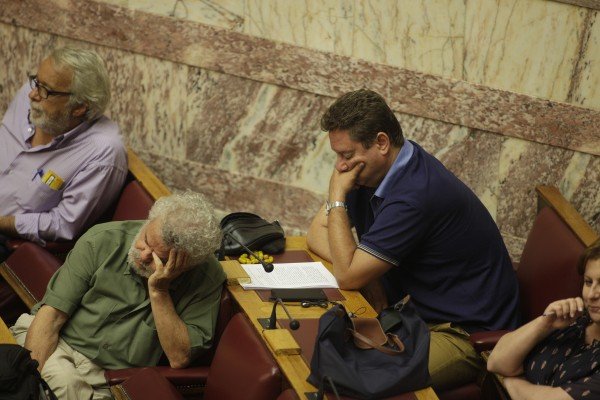 Χασμουρητά και ύπνος στη Βουλή -Οι βουλευτές δεν άντεξαν την κούραση και σχεδόν αποκοιμήθηκαν [εικόνες] | iefimerida.gr 4