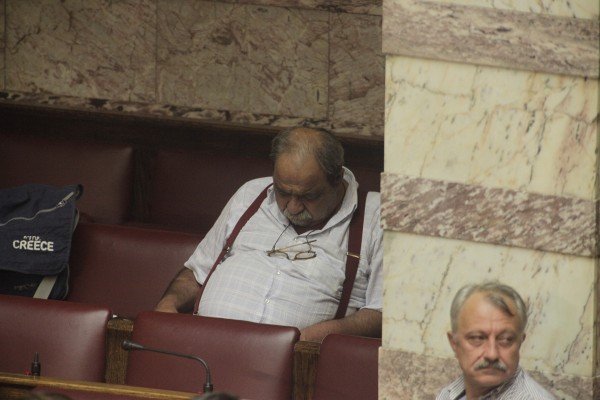 Χασμουρητά και ύπνος στη Βουλή -Οι βουλευτές δεν άντεξαν την κούραση και σχεδόν αποκοιμήθηκαν [εικόνες] | iefimerida.gr 5