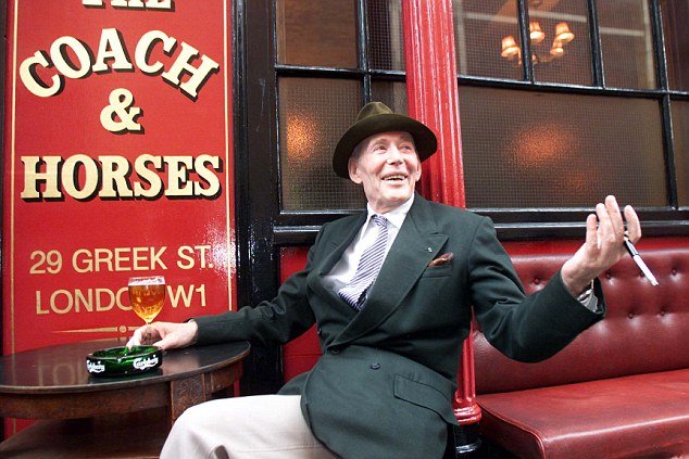 Οταν ο Πίτερ Ο' Τουλ πλήρωσε καλόγρια για σεξ: Ο αλκοολισμός και η άστατη ζωή του Λόρενς της Αραβίας [εικόνες] | iefimerida.gr 6