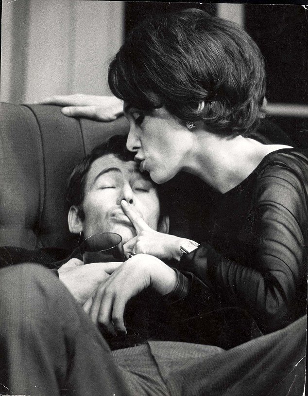 Οταν ο Πίτερ Ο' Τουλ πλήρωσε καλόγρια για σεξ: Ο αλκοολισμός και η άστατη ζωή του Λόρενς της Αραβίας [εικόνες] | iefimerida.gr 0