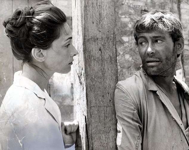 Οταν ο Πίτερ Ο' Τουλ πλήρωσε καλόγρια για σεξ: Ο αλκοολισμός και η άστατη ζωή του Λόρενς της Αραβίας [εικόνες] | iefimerida.gr 2