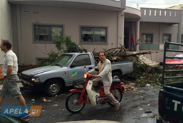Ανεμοστρόβιλος σάρωσε Λακωνία και Μεσσηνία: Ντελαπάρισε αυτοκίνητα, γύρισε τούμπα ακόμη και νταλίκα [εικόνες & βίντεο] | iefimerida.gr 1
