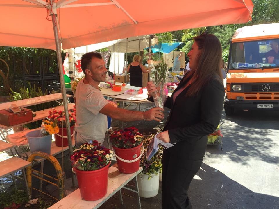 Η Ζωή Κωνσταντοπούλου στη λαϊκή στο Κολωνάκι – Οι selfies και τα λουλούδια [εικόνες] | iefimerida.gr 4