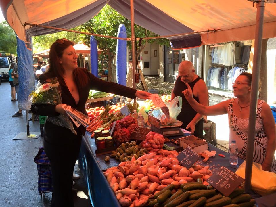 Η Ζωή Κωνσταντοπούλου στη λαϊκή στο Κολωνάκι – Οι selfies και τα λουλούδια [εικόνες] | iefimerida.gr 2