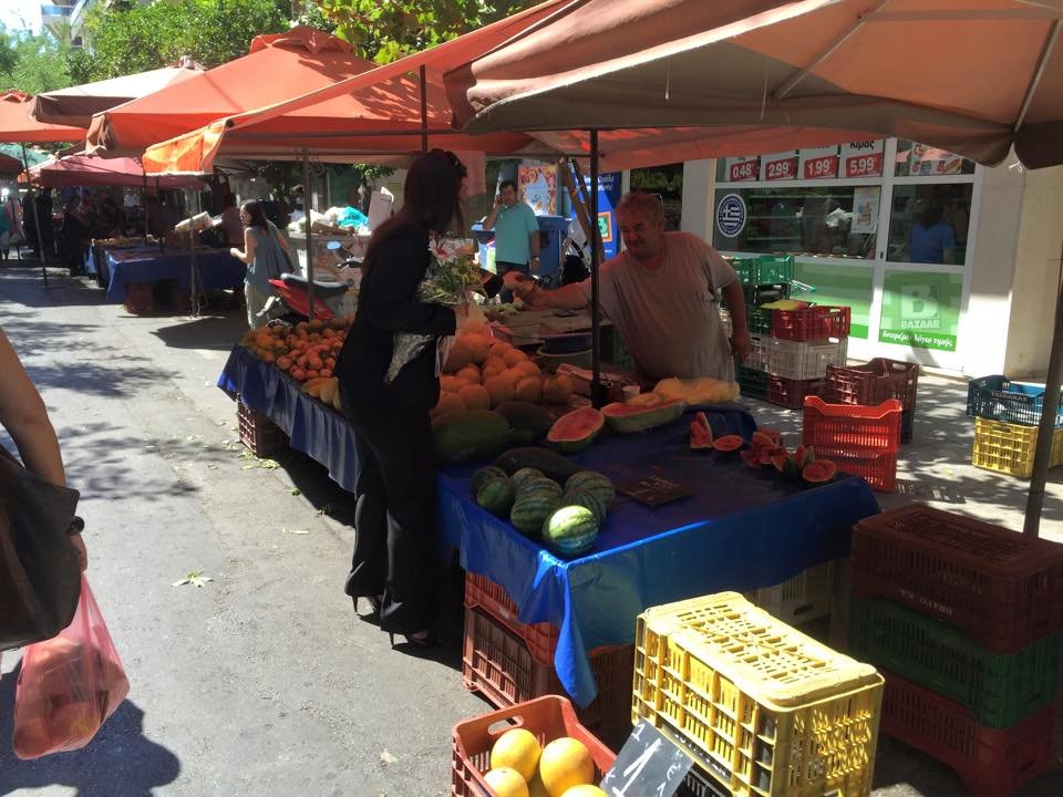 Η Ζωή Κωνσταντοπούλου στη λαϊκή στο Κολωνάκι – Οι selfies και τα λουλούδια [εικόνες] | iefimerida.gr 1