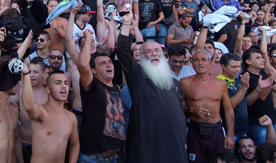 Ο παπά Χρήστος έκλεψε την παράσταση στην παρουσίαση του Μπερμπάτοφ [εικόνες] | iefimerida.gr 1