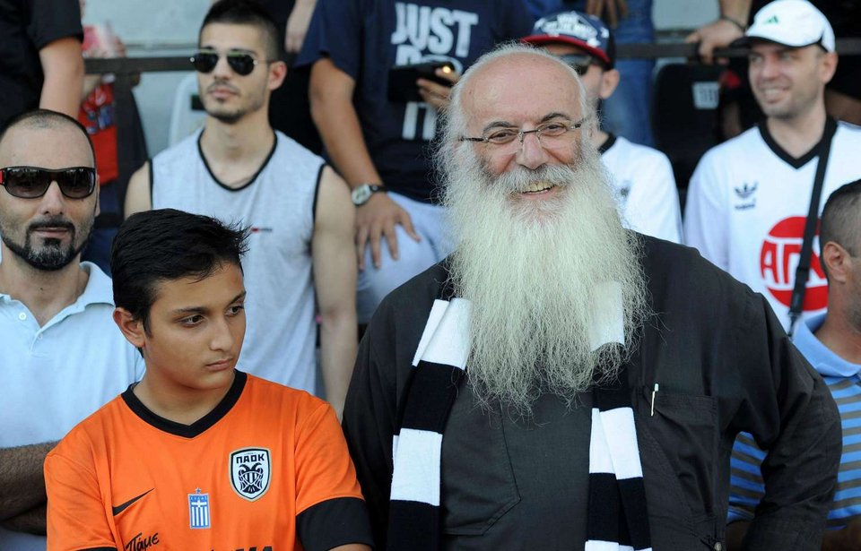 Ο παπά Χρήστος έκλεψε την παράσταση στην παρουσίαση του Μπερμπάτοφ [εικόνες] | iefimerida.gr 4