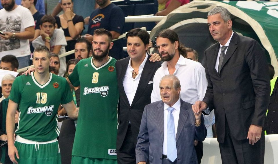 «Λύγισαν» τα αδέρφια Γιαννακόπουλοι – Τα δάκρυα του Παύλου και του Θανάση στο ΟΑΚΑ [εικόνες & βίντεο] | iefimerida.gr 0