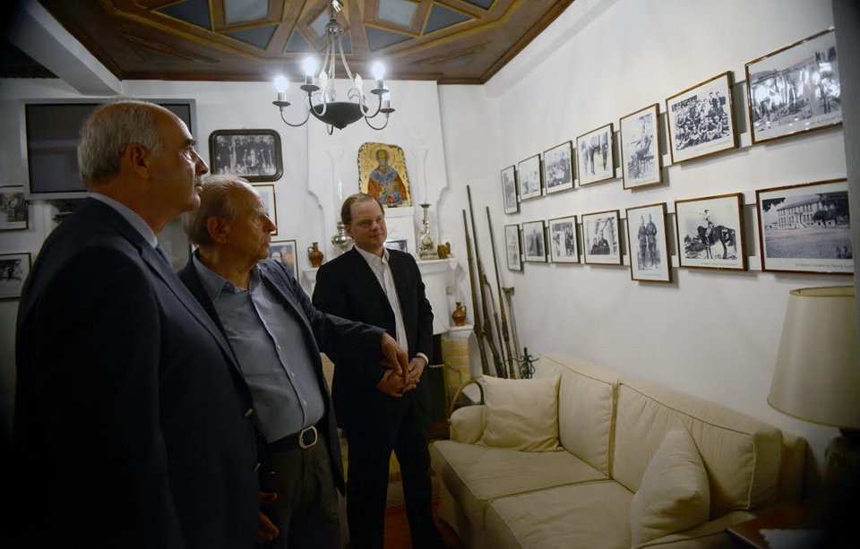 Ο Μεϊμαράκης στο σπίτι του Κωνσταντίνου Καραμανλή στην Πρώτη Σερρών [εικόνες]  | iefimerida.gr 7