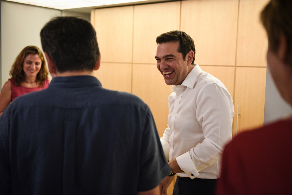 Με ουίσκι, φιστίκια και πολλά χαμόγελα γιόρτασε τη νίκη ο Τσίπρας [εικόνες] | iefimerida.gr 0