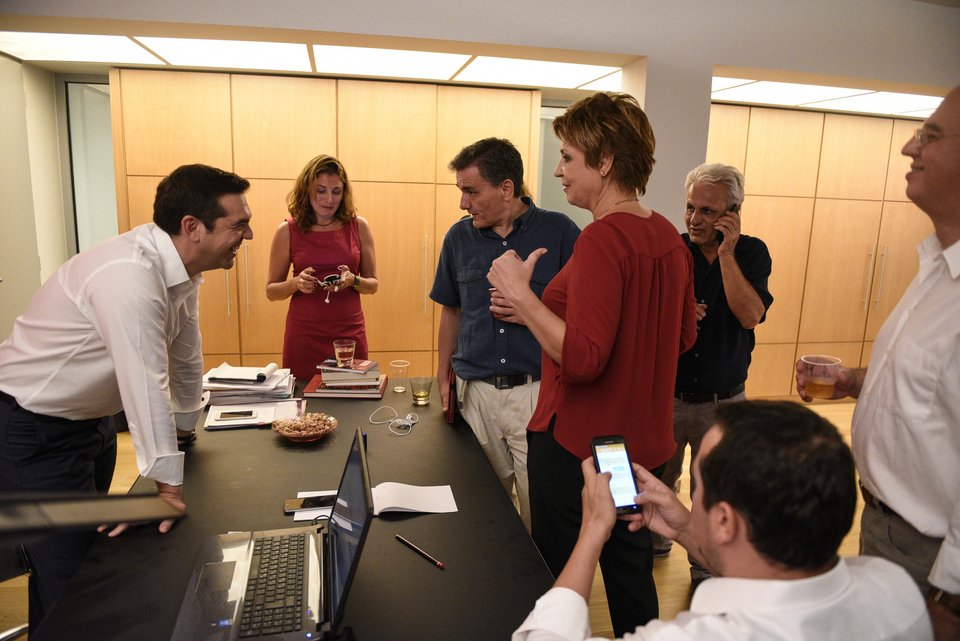 Με ουίσκι, φιστίκια και πολλά χαμόγελα γιόρτασε τη νίκη ο Τσίπρας [εικόνες] | iefimerida.gr 4