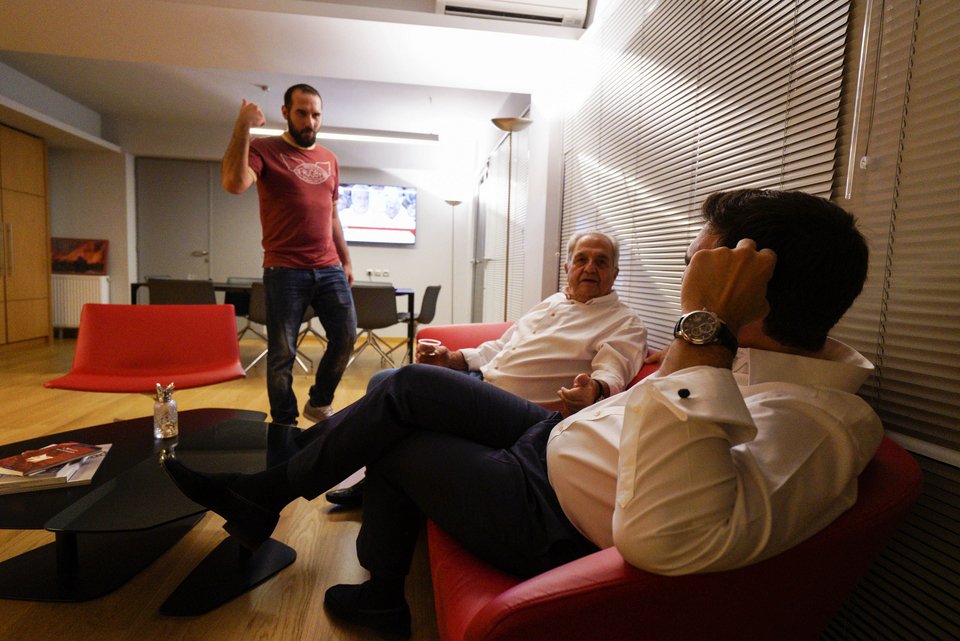 Με ουίσκι, φιστίκια και πολλά χαμόγελα γιόρτασε τη νίκη ο Τσίπρας [εικόνες] | iefimerida.gr 2