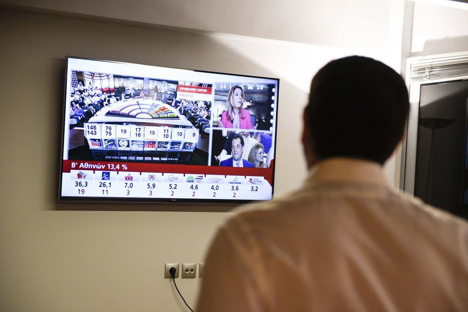 Με ουίσκι, φιστίκια και πολλά χαμόγελα γιόρτασε τη νίκη ο Τσίπρας [εικόνες] | iefimerida.gr 1