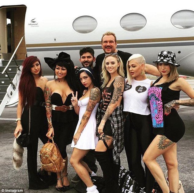 Θέλει να γίνει ο νέος βασιλιάς του Instagram: Λίαρ τζετ, γυναίκες και νόμιμη μαριχουάνα [εικόνες] | iefimerida.gr 1