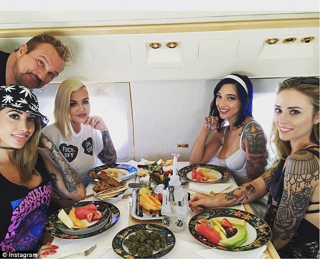 Θέλει να γίνει ο νέος βασιλιάς του Instagram: Λίαρ τζετ, γυναίκες και νόμιμη μαριχουάνα [εικόνες] | iefimerida.gr 2