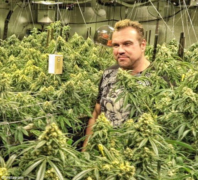 Θέλει να γίνει ο νέος βασιλιάς του Instagram: Λίαρ τζετ, γυναίκες και νόμιμη μαριχουάνα [εικόνες] | iefimerida.gr 4