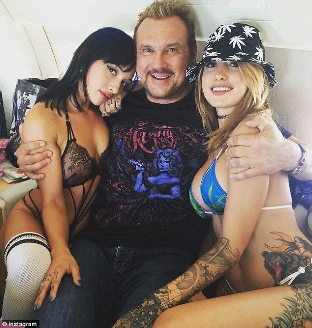 Θέλει να γίνει ο νέος βασιλιάς του Instagram: Λίαρ τζετ, γυναίκες και νόμιμη μαριχουάνα [εικόνες] | iefimerida.gr 8