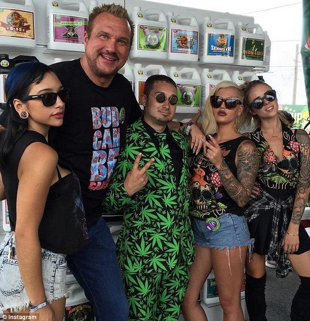 Θέλει να γίνει ο νέος βασιλιάς του Instagram: Λίαρ τζετ, γυναίκες και νόμιμη μαριχουάνα [εικόνες] | iefimerida.gr 10