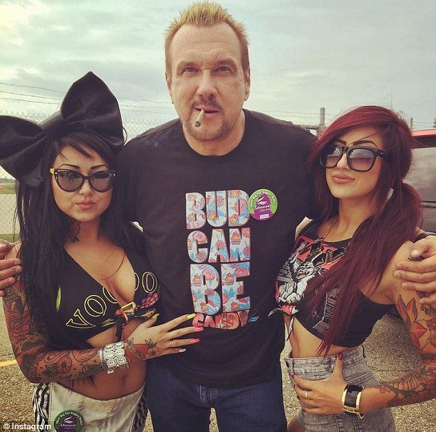 Θέλει να γίνει ο νέος βασιλιάς του Instagram: Λίαρ τζετ, γυναίκες και νόμιμη μαριχουάνα [εικόνες] | iefimerida.gr 5