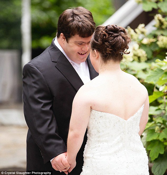 «Κοριτσάκι μου, είσαι πανέμορφη»: Το συγκινητικό γράμμα πατέρα στην κόρη του με σύνδρομο Down που παντρεύτηκε [εικόνες] | iefimerida.gr 5