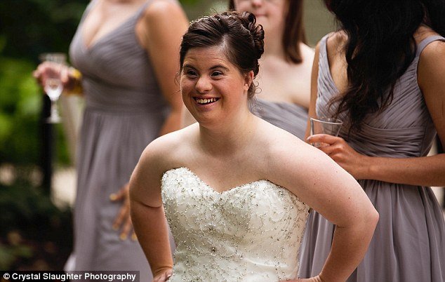 «Κοριτσάκι μου, είσαι πανέμορφη»: Το συγκινητικό γράμμα πατέρα στην κόρη του με σύνδρομο Down που παντρεύτηκε [εικόνες] | iefimerida.gr 1